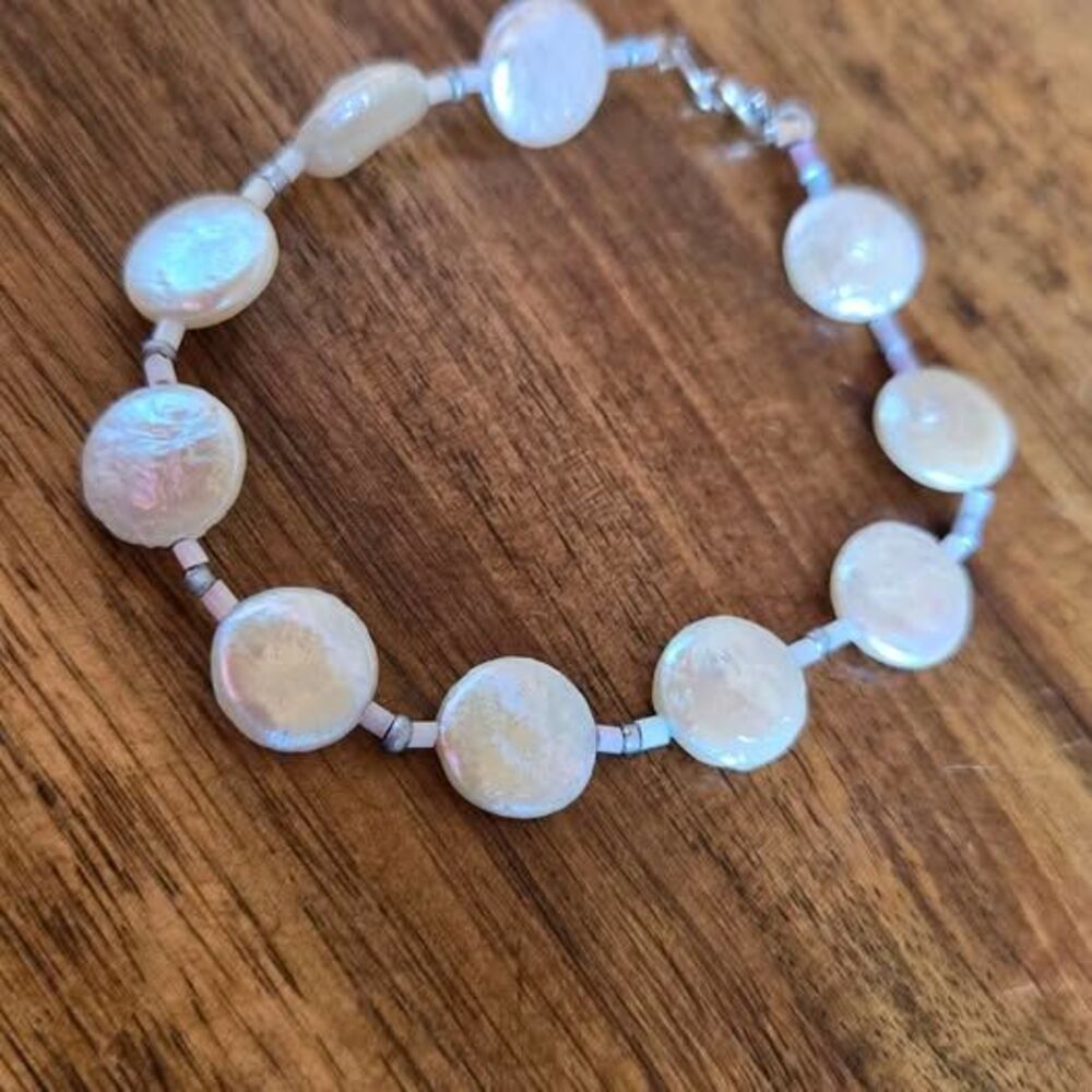 Handmade White Coin Shell Bead Bracelet 8" Iridescent Silver Tone Clasp - Picture 3 of 4